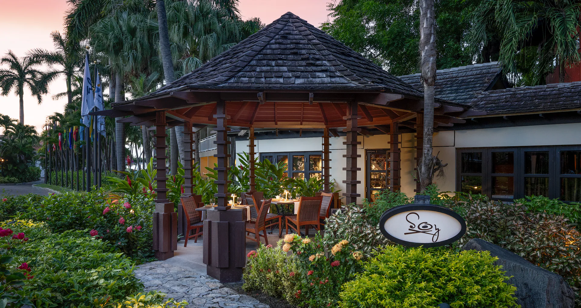 Sandals Antigua: Enjoy the sun and relax in the breathtaking beauty of beaches and luxury.